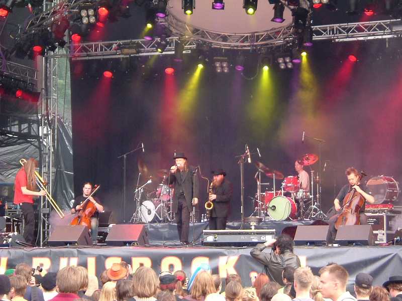 Tuomari Nurmio & Alamaailman Vasarat Ruisrockissa 11.7.2004