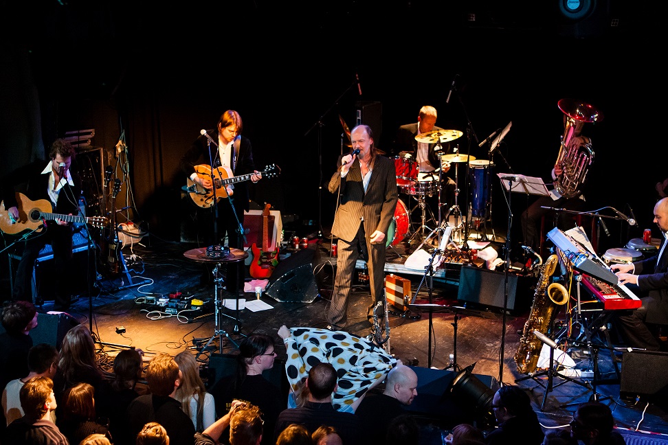 Tuomari Nurmio ja Kongontien Orkesteri Virgin oilissa 28.12.2007