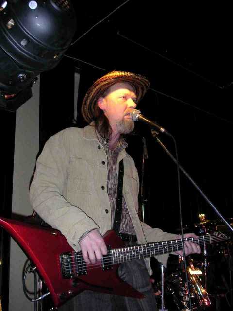 Tuomari Nurmio Ravintola Calypsossa Tikkurilassa 6.3.2004